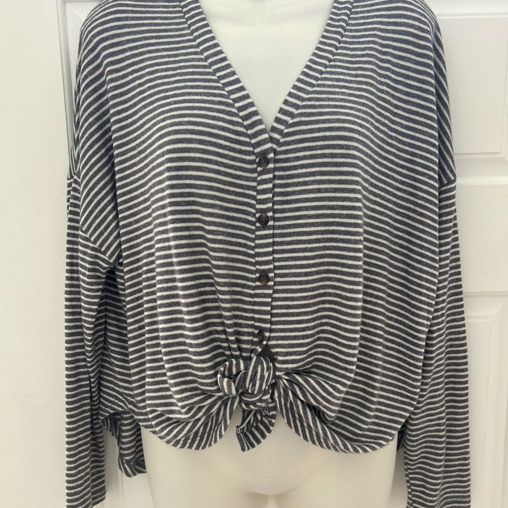 Forever 21 Gray White Stripe Tie Front Button Shirt Relaxed Fit V Neck Size S